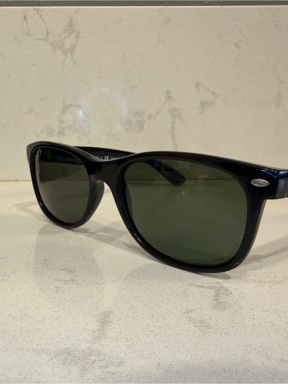 Classic Ray-Ban Wayfarer polarized black sunglasses with case - Picture 9 of 9